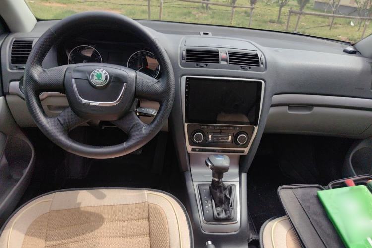 Used Skoda Octavia 2013 1.6L Automatic Yijun Edition Center Console