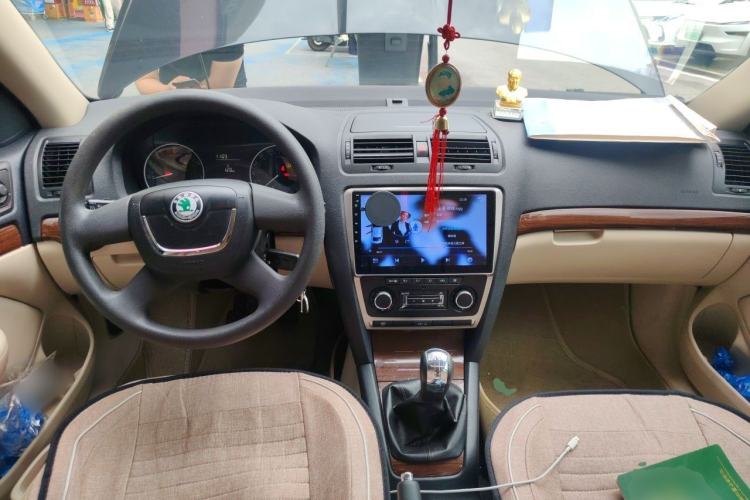 Used Skoda Octavia 2013 1.6L Manual Yijun Edition Center Console