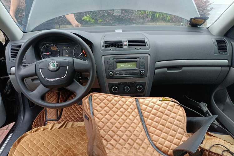 Used Skoda Octavia 2013 2.0L Automatic Yijie Edition Center Console