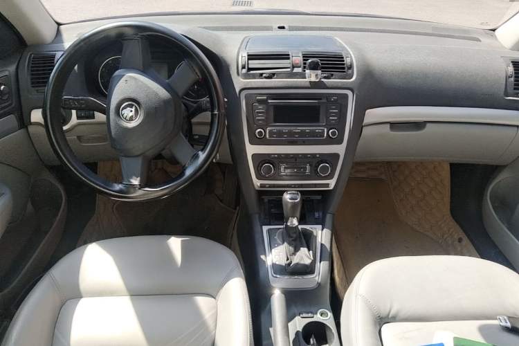Used Skoda Octavia 2013 1.6L Automatic Yijun Edition Center Console