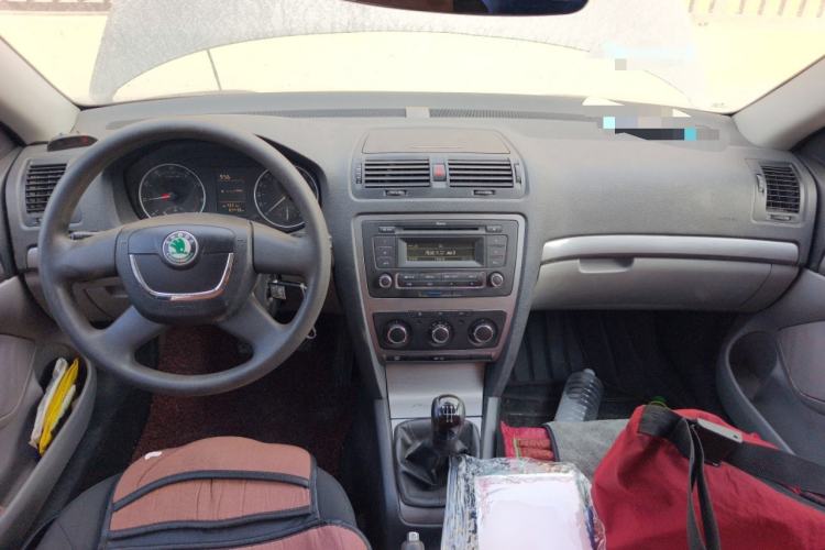 Used Skoda Octavia 2013 1.6L Manual Yijie Edition Center Console