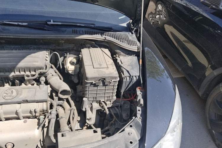 Used Skoda Octavia 2013 1.6L Automatic Yijun Edition Engine Bay Left