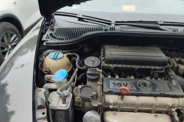 Used Skoda Octavia 2013 1.6L Manual Yijun Edition Engine Bay Right
