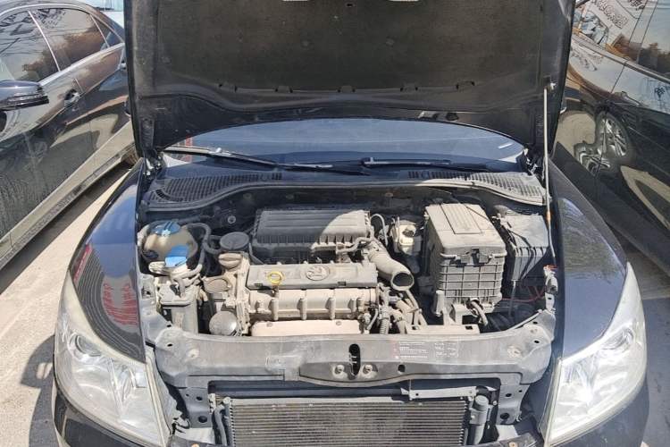 Used Skoda Octavia 2013 1.6L Automatic Yijun Edition Engine Bay