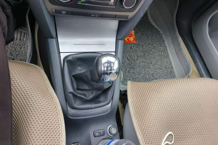 Used Skoda Octavia 2013 1.6L Manual Yijun Edition Gear Lever