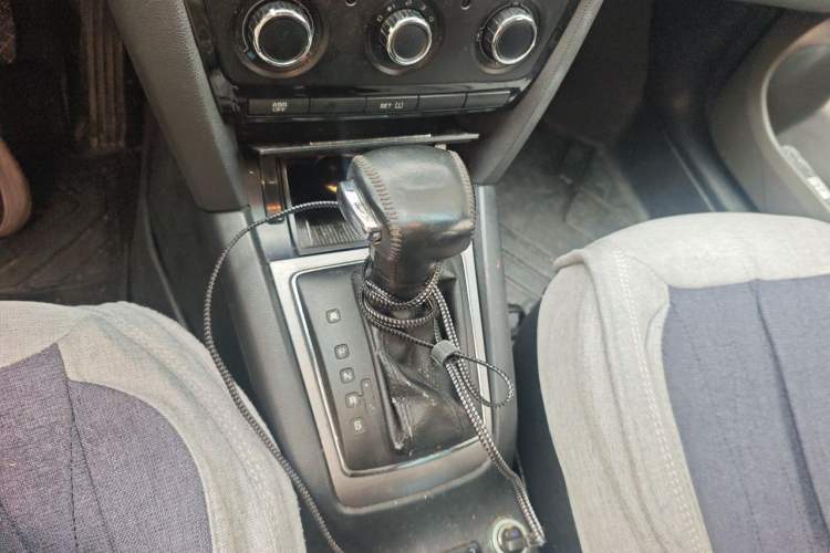 Used Skoda Octavia 2013 1.6L Automatic Yijie Edition Gear Lever