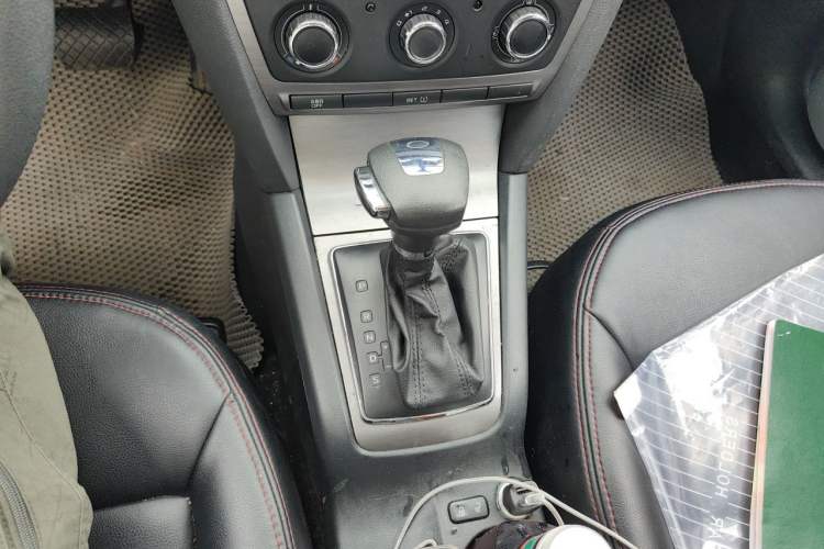 Used Skoda Octavia 2013 2.0L Automatic Yijie Edition Gear Lever
