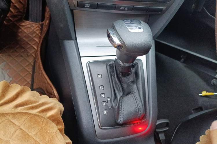 Used Skoda Octavia 2013 2.0L Automatic Yijie Edition Gear Lever