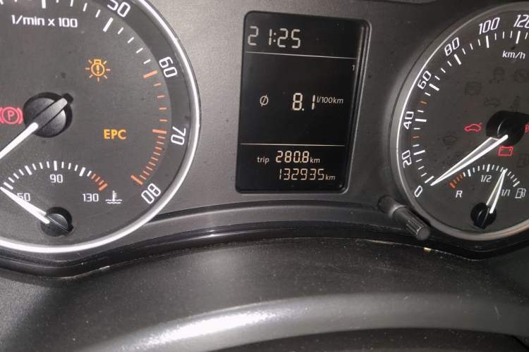 Used Skoda Octavia 2013 1.6L Manual Yijie Edition Odometer Close Up