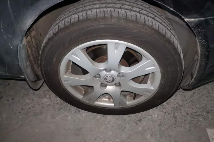 Used Skoda Octavia 2013 1.6L Automatic Yijie Edition Right Front Wheel Hub