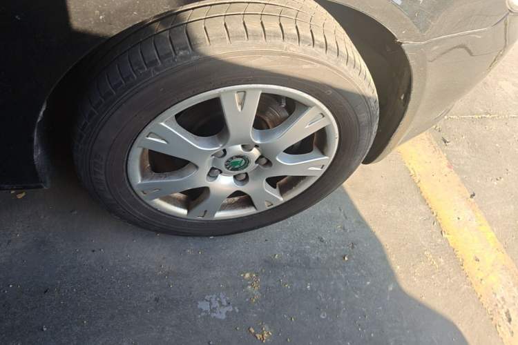 Used Skoda Octavia 2013 1.6L Automatic Elegance Edition Right Front Wheel Hub