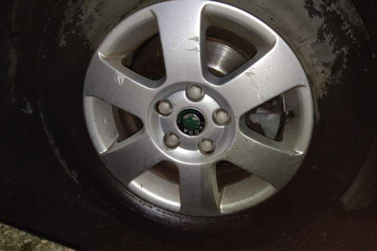 Used Skoda Octavia 2013 1.6L Manual Yijie Edition Right Front Wheel Hub