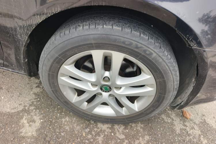 Used Skoda Octavia 2013 1.6L Manual Yijun Edition Right Front Wheel Hub