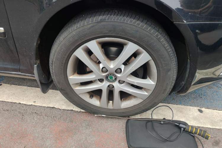 Used Skoda Octavia 2013 1.6L Manual Yijun Edition Right Front Wheel Hub