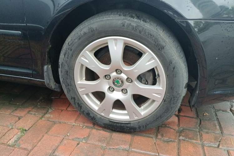 Used Skoda Octavia 2013 2.0L Automatic Yijie Edition Right Front Wheel Hub