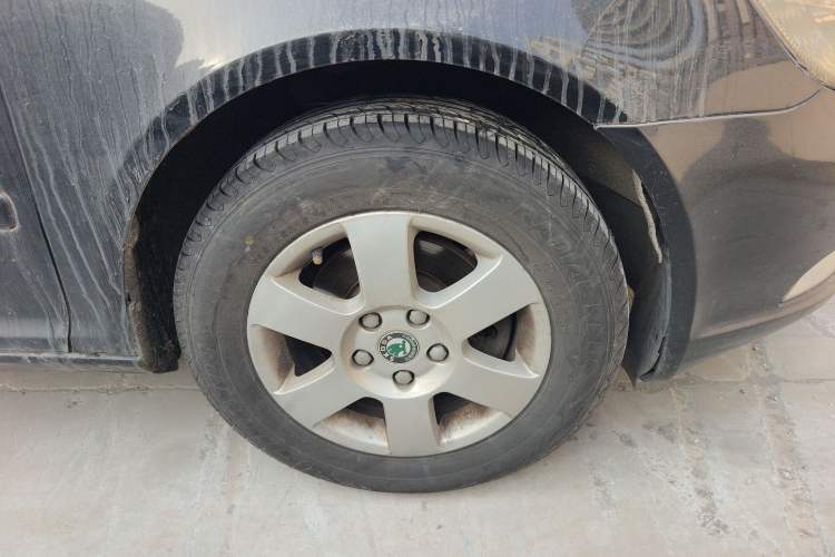 Used Skoda Octavia 2013 1.6L Manual Yijie Edition Right Front Wheel Hub