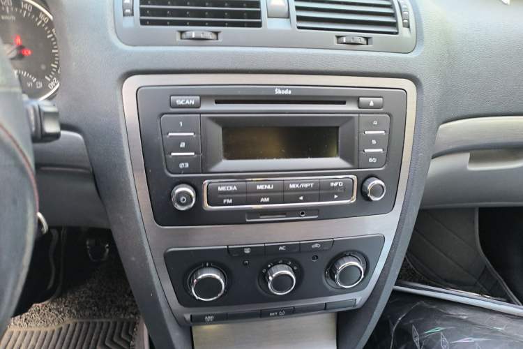 Used Skoda Octavia 2013 1.6L Manual Yijie Edition Audio And AC Panel