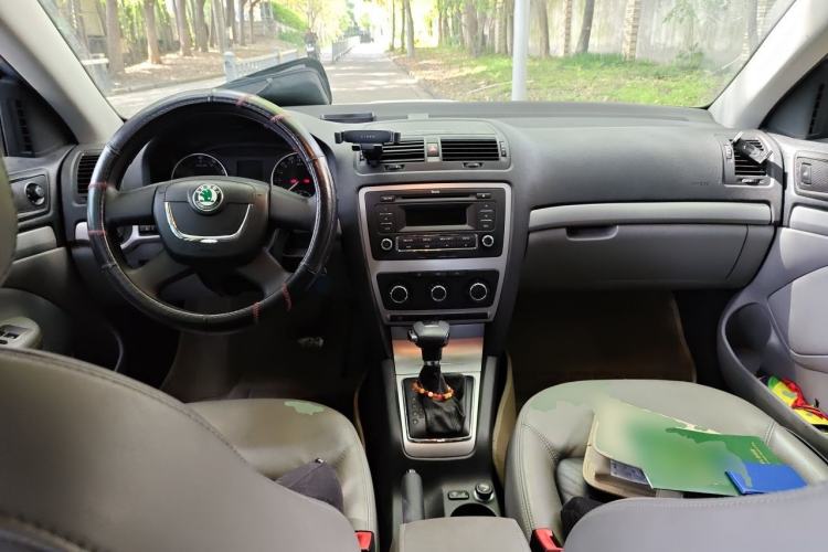 Used Skoda Octavia 2013 1.6L Fifth Anniversary Limited Edition Center Console