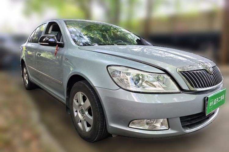 Used Skoda Octavia 2013 1.6L Fifth Anniversary Limited Edition Front Right 45 Deg