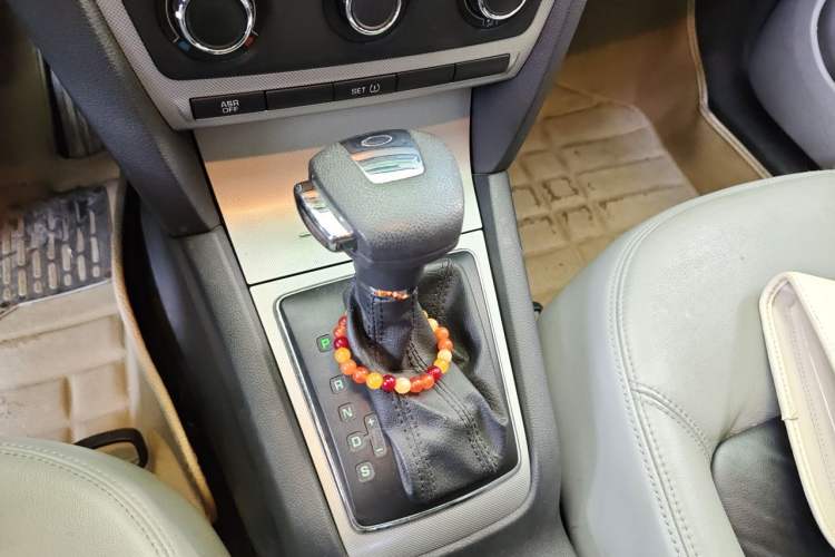 Used Skoda Octavia 2013 1.6L Fifth Anniversary Limited Edition Gear Lever