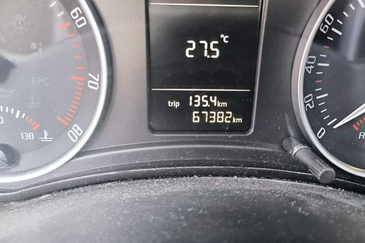 Used Skoda Octavia 2013 1.6L Manual Yijie Edition Odometer Close Up