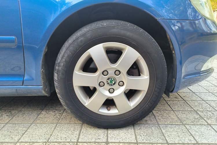 Used Skoda Octavia 2013 1.6L Manual Yijie Edition Right Front Wheel Hub