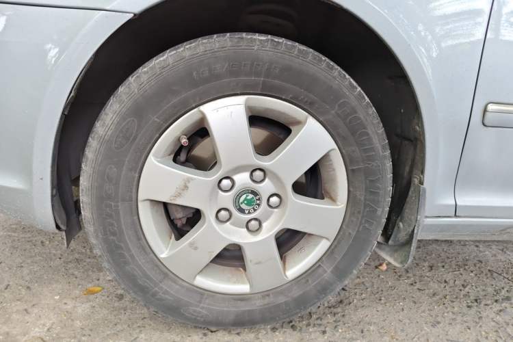 Used Skoda Octavia 2013 1.6L Fifth Anniversary Limited Edition Right Front Wheel Hub