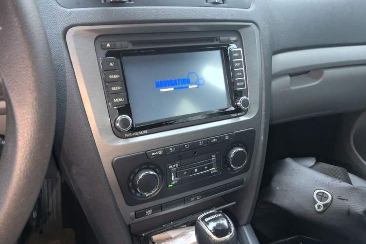 Used Skoda Octavia 2013 1.6L Automatic Yijun Edition Audio And AC Panel