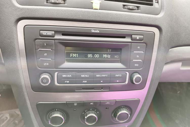 Used Skoda Octavia 2013 1.6L Manual Yijie Edition Audio And AC Panel
