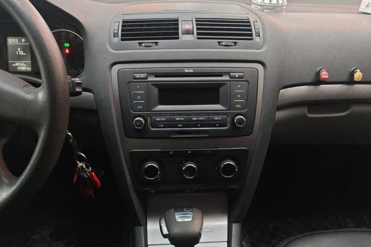 Used Skoda Octavia 2013 1.6L Automatic Yijie Edition Audio And AC Panel
