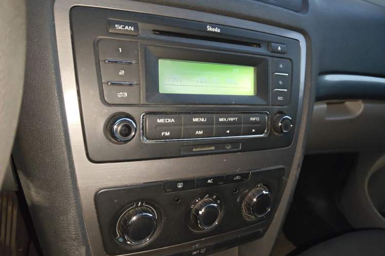 Used Skoda Octavia 2013 1.6L Manual Eado Edition Audio And AC Panel