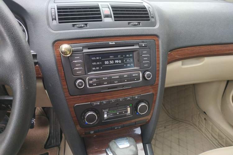 Used Skoda Octavia 2013 1.6L Automatic Yijun Edition Audio And AC Panel