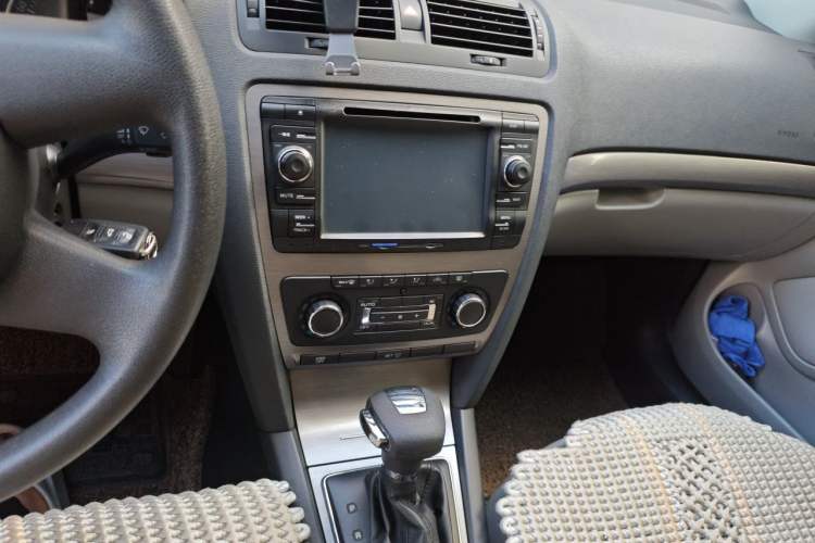 Used Skoda Octavia 2013 1.6L Automatic Yijun Edition Audio And AC Panel