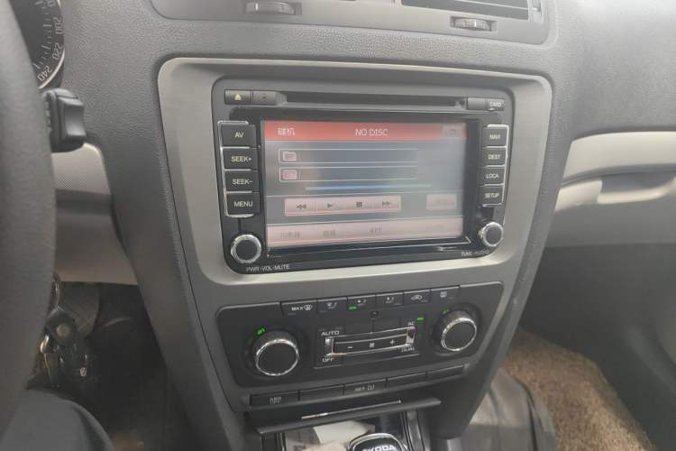 Used Skoda Octavia 2013 1.6L Automatic Yijun Edition Audio And AC Panel