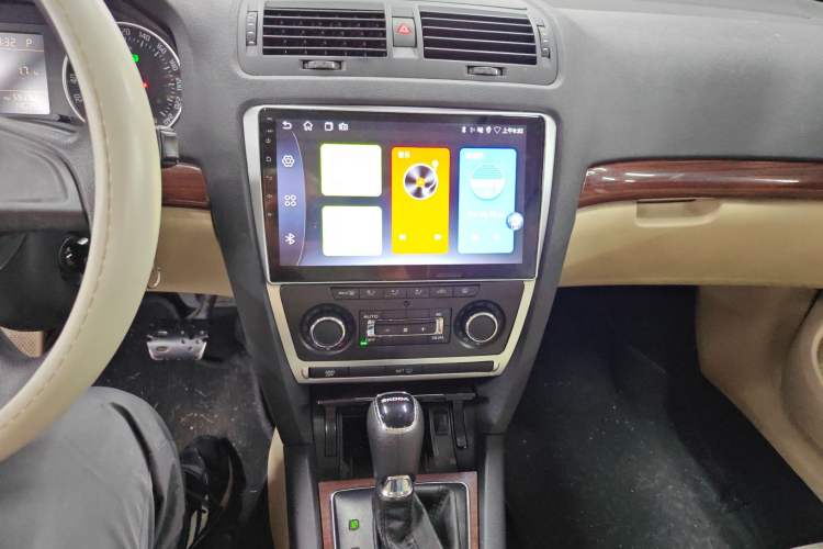 Used Skoda Octavia 2013 1.6L Automatic Yijun Edition Audio And AC Panel