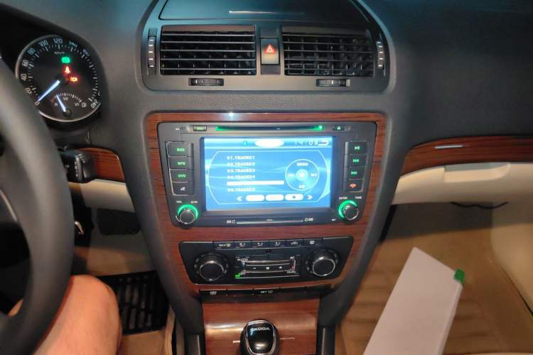 Used Skoda Octavia 2013 1.6L Automatic Yijun Edition Audio And AC Panel