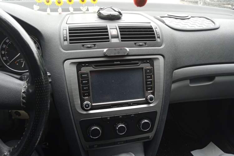 Used Skoda Octavia 2013 1.6L Automatic Elegance Edition Audio And AC Panel