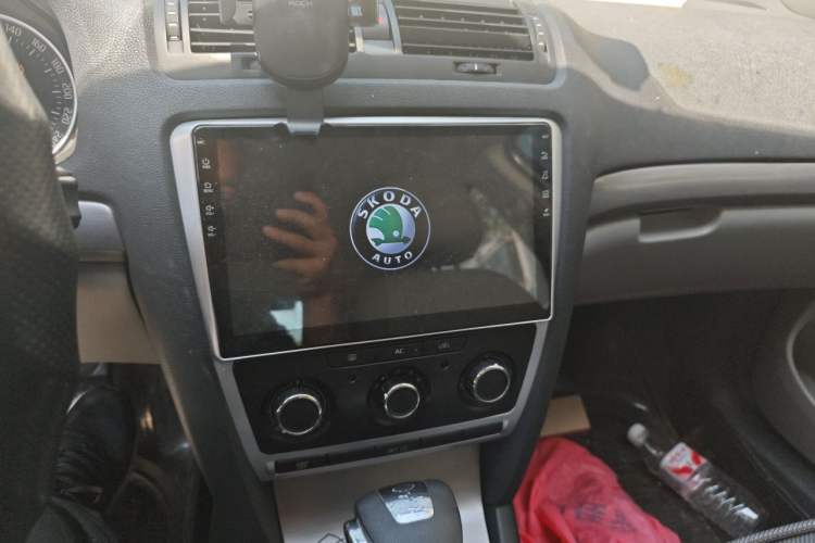Used Skoda Octavia 2013 1.6L Automatic Yijie Edition Audio And AC Panel