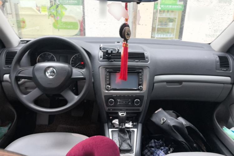 Used Skoda Octavia 2013 1.6L Automatic Yijun Edition Center Console