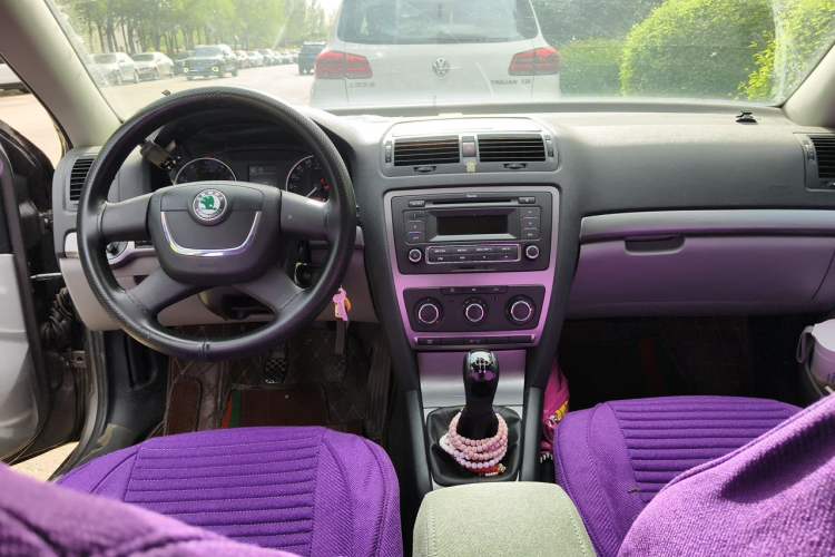 Used Skoda Octavia 2013 1.6L Manual Yijie Edition Center Console