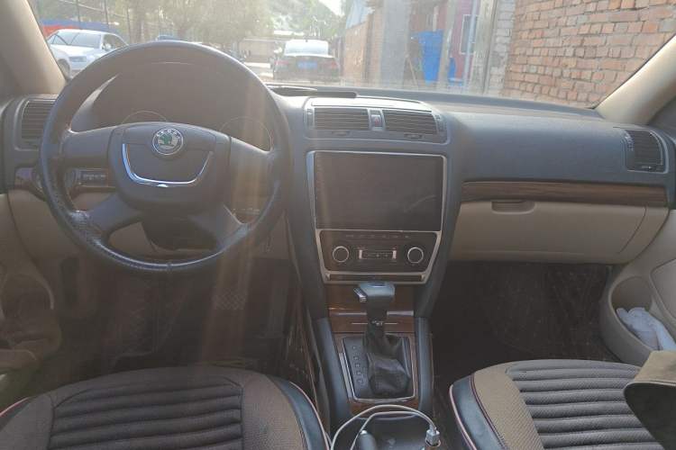 Used Skoda Octavia 2013 1.6L Automatic Yijun Edition Center Console