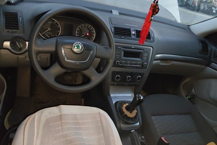 Used Skoda Octavia 2013 1.6L Manual Eado Edition Center Console