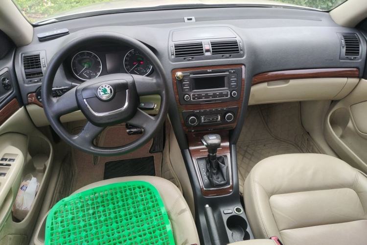 Used Skoda Octavia 2013 1.6L Automatic Yijun Edition Center Console