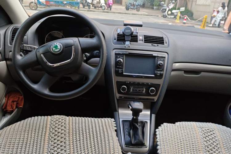 Used Skoda Octavia 2013 1.6L Automatic Yijun Edition Center Console