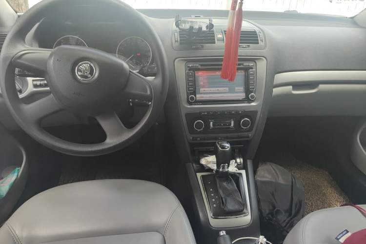 Used Skoda Octavia 2013 1.6L Automatic Yijun Edition Center Console