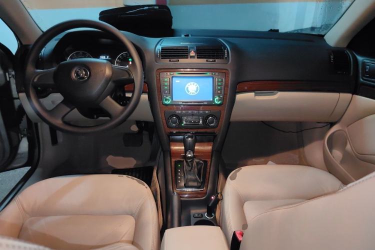 Used Skoda Octavia 2013 1.6L Automatic Yijun Edition Center Console
