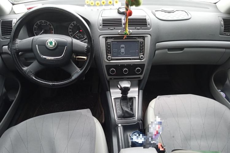 Used Skoda Octavia 2013 1.6L Automatic Elegance Edition Center Console