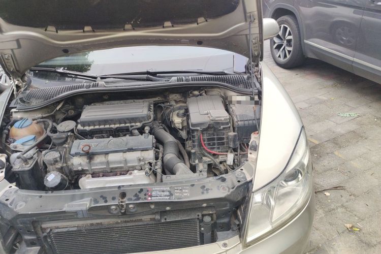 Used Skoda Octavia 2013 1.6L Automatic Yijun Edition Engine Bay Left