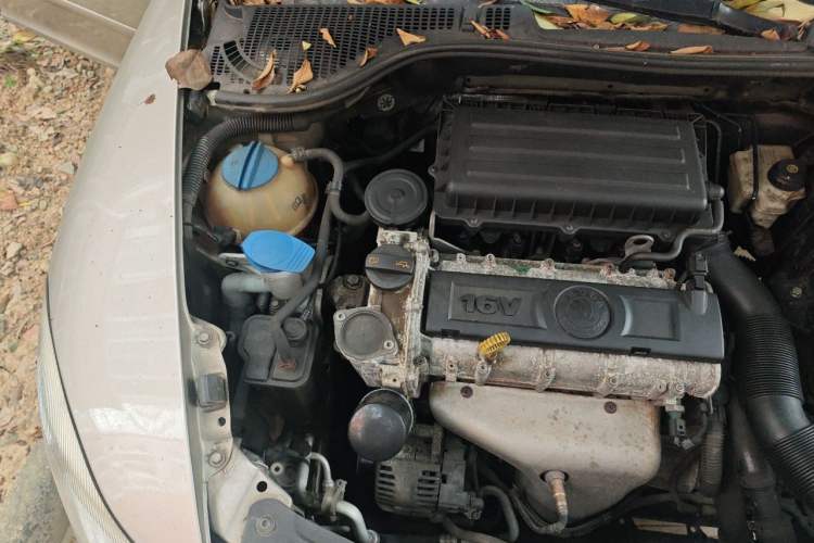 Used Skoda Octavia 2013 1.6L Automatic Yijie Edition Engine Bay Right