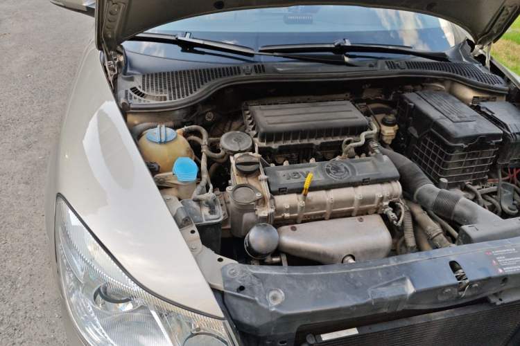 Used Skoda Octavia 2013 1.6L Automatic Yijun Edition Engine Bay Right